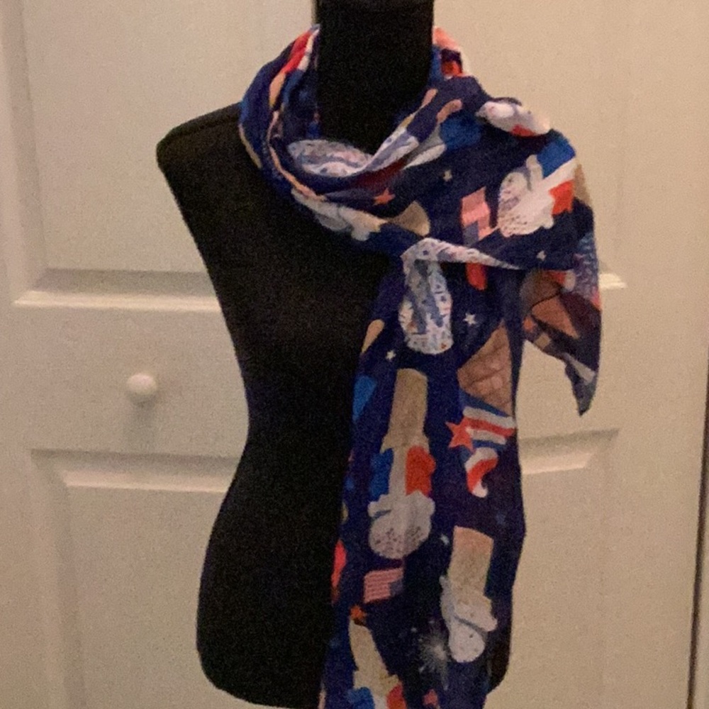 ❤️🇺🇸NWOT Fun Flag Scarf Closet Must Have ❤️🇺🇸 - Picture 7 of 7